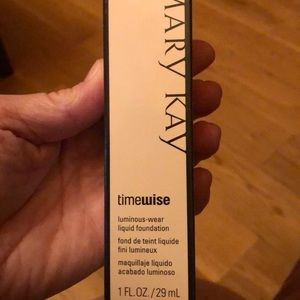 Luminous wear liquid foundation